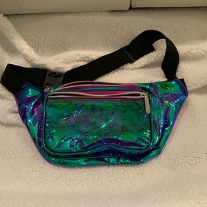 Hi I’m selling a multi color Fanny pack